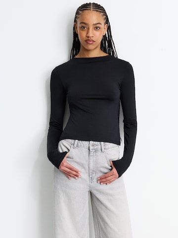 Pull&Bear Тениска в черно: отпред