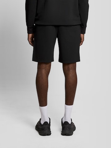 Lyle & Scott Regular Trousers in Black