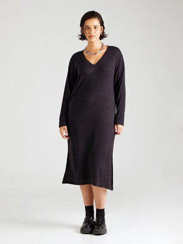 Robes en maille 'VMCCeri' Vero Moda Curve en noir : devant