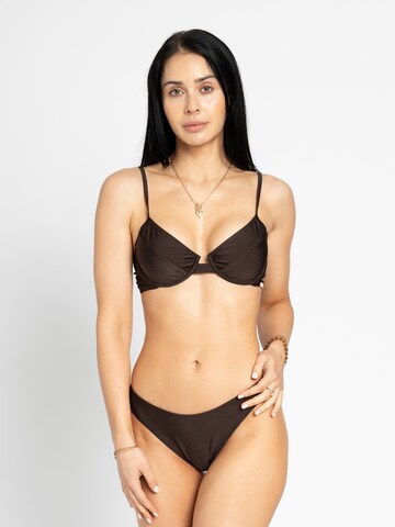 T-shirt Top per bikini 'PinaAK' di Alife and Kickin in marrone