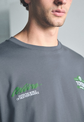 Pull&Bear Majica 'TOYOTA' | siva barva
