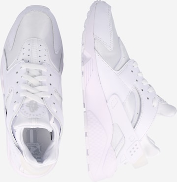 Nike Sportswear Matalavartiset tennarit 'AIR HUARACHE' värissä valkoinen