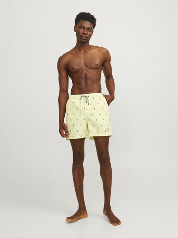 JACK & JONES Badeshorts i gul
