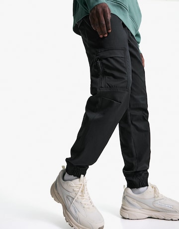 Effilé Pantalon cargo Bershka en noir : devant