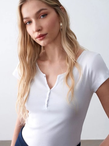 T-shirt Dilvin en blanc : devant
