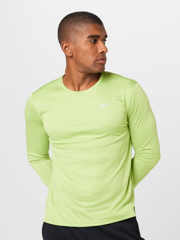 NIKE Toiminnallinen paita 'MILER' värissä vihreä: edessä