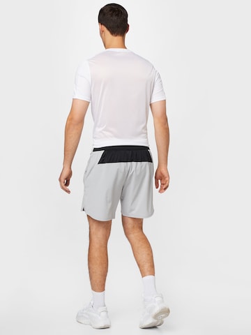 regular Pantaloni sportivi di Reebok in grigio