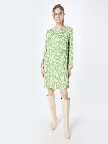 MORE & MORE فستان بلون أخضر: الأمام