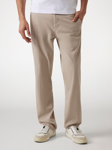 GUESS Regular Chino Pants in Brown: front