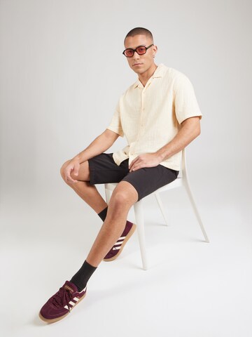 GAP - Ajuste confortable Camisa en beige