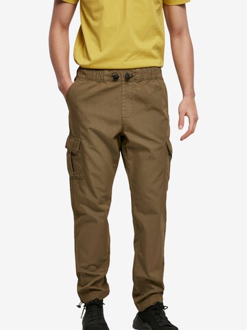 Urban Classics Regular Cargo Pants in Green: front