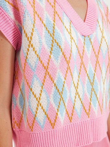 Trendyol Sweater in Pink