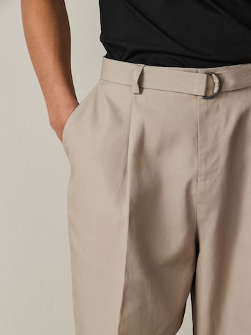Loosefit Pantaloni con piega frontale di Next in beige