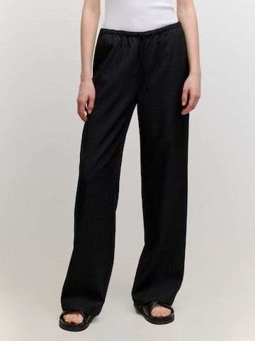 EDITED Lużny krój Spodnie 'Bjelle' w kolorze czarny: przód