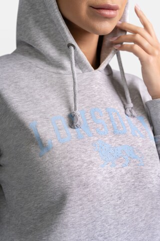 Sweat-shirt 'Balnacoil' LONSDALE en gris