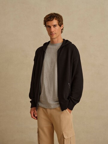 DAN FOX APPAREL Вязаная кофта 'Frederik' в Черный: спереди
