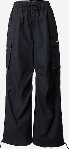 Nike SportswearLoosefit Cargo hlače - crna boja: prednji dio
