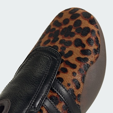 ADIDAS ORIGINALS Slip-on 'Taekwondo Mei' in Bruin