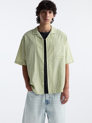 Pull&Bear Comfort Fit Hemd in Grün: Vorderseite