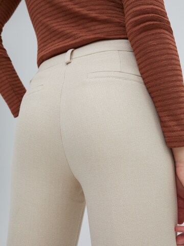 EDITED Normalny krój Spodnie w kant 'Aviana' w kolorze beżowy