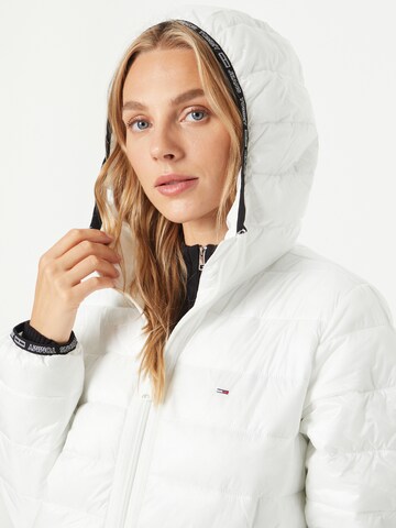 Regular Veste mi-saison Tommy Jeans en blanc