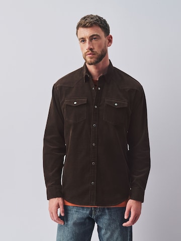 Coupe regular Chemise Next en marron : devant