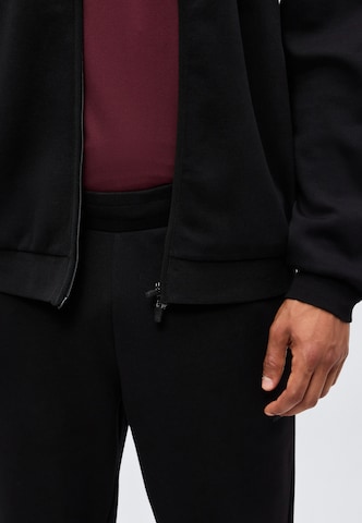 Costum de trening de la EA7 Emporio Armani pe negru
