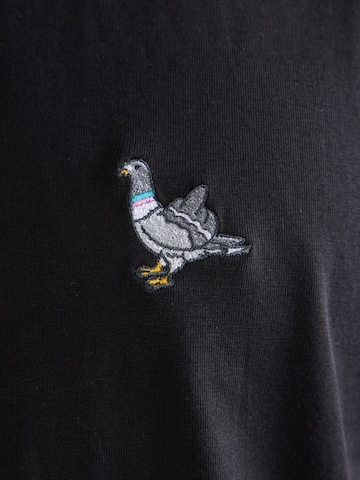 Iriedaily - Camiseta 'Pigeon Finger' en negro