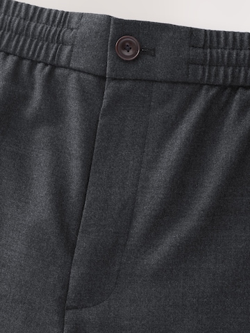 Regular Pantalon à plis Next en gris