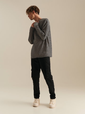 About You x Nils Kuesel Tapered Broek 'Iven' in Zwart