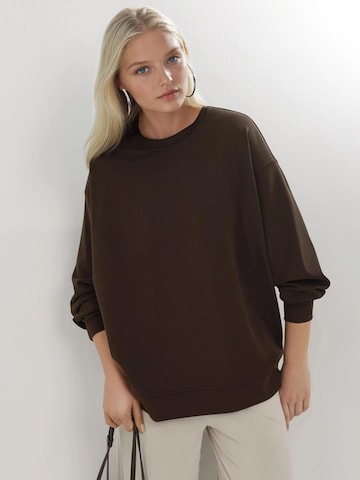 Busem Sweatshirt in Bruin: voorkant