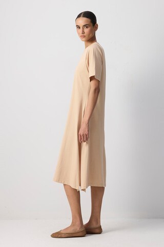 Robe Touche Prive en beige : devant