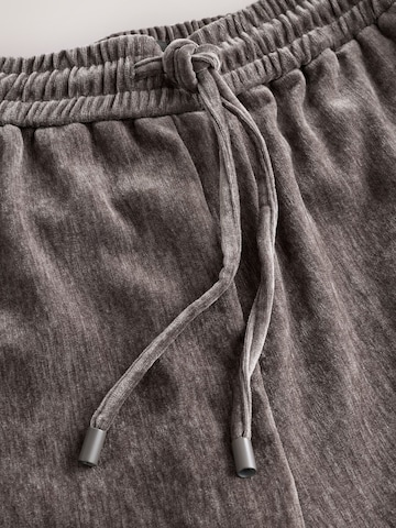 Wide Leg Pantalon 'Chenille' Next en gris