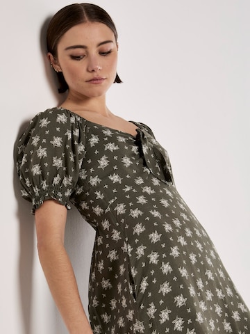 Robe Apricot en vert