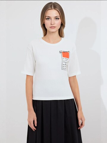 Bigdart Shirt in White: front
