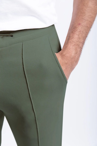UNIQVIBE Slim fit Trousers in Green