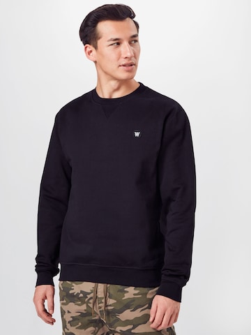 WOOD WOOD Sweatshirt i svart: framsida