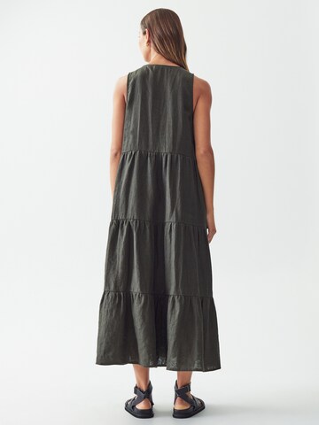 St MRLO - Vestido camisero 'Solee' en verde: atrás