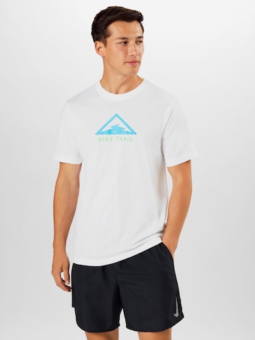 Coupe regular T-Shirt fonctionnel 'Trail' NIKE en blanc : devant