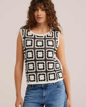 Top de la WE Fashion pe negru: față