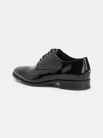 Pantofi cu șireturi de la TOMMY HILFIGER pe negru