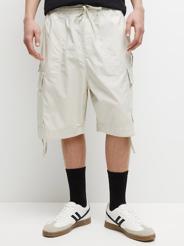 Pull&Bear Loose fit Cargo Pants in Grey: front