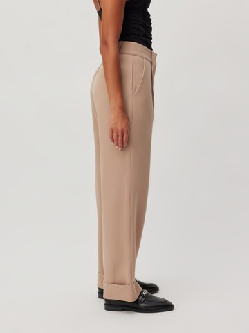 Flared Pantaloni con pieghe 'Pina' di LeGer by Lena Gercke in beige