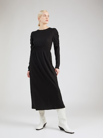 Rochie de la Dorothy Perkins pe negru: față