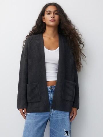 Pull&Bear Gebreid vest in Grijs: voorkant