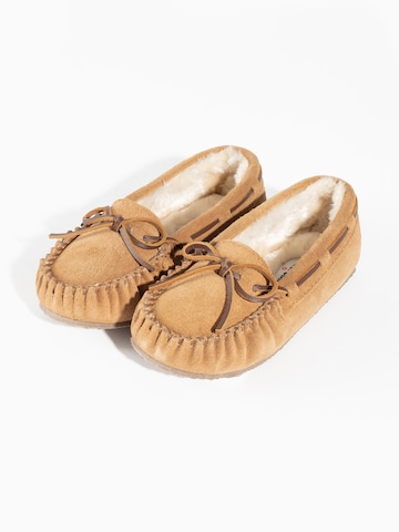 Minnetonka Lage schoen 'Cassie' in Beige