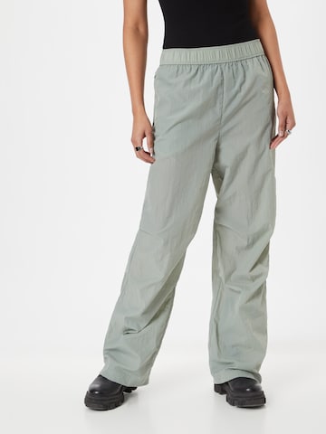 Monki Loose fit Pants in Green: front