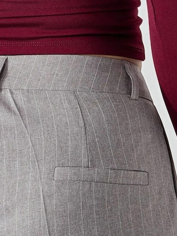 Wide leg Pantaloni con piega frontale di Hiccup in grigio