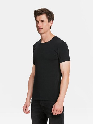 Tricou de la WE Fashion pe negru: față