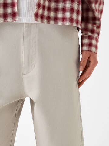 Bershka Loosefit Chino kalhoty – béžová